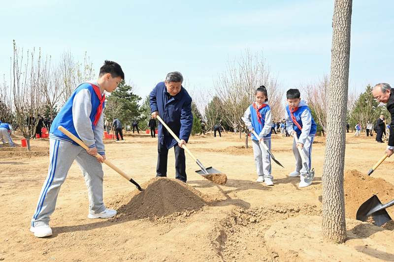 2025年4月3日，習(xí)近平總書記來到北京市豐臺區(qū)永定河畔參加首都義務(wù)植樹活動。