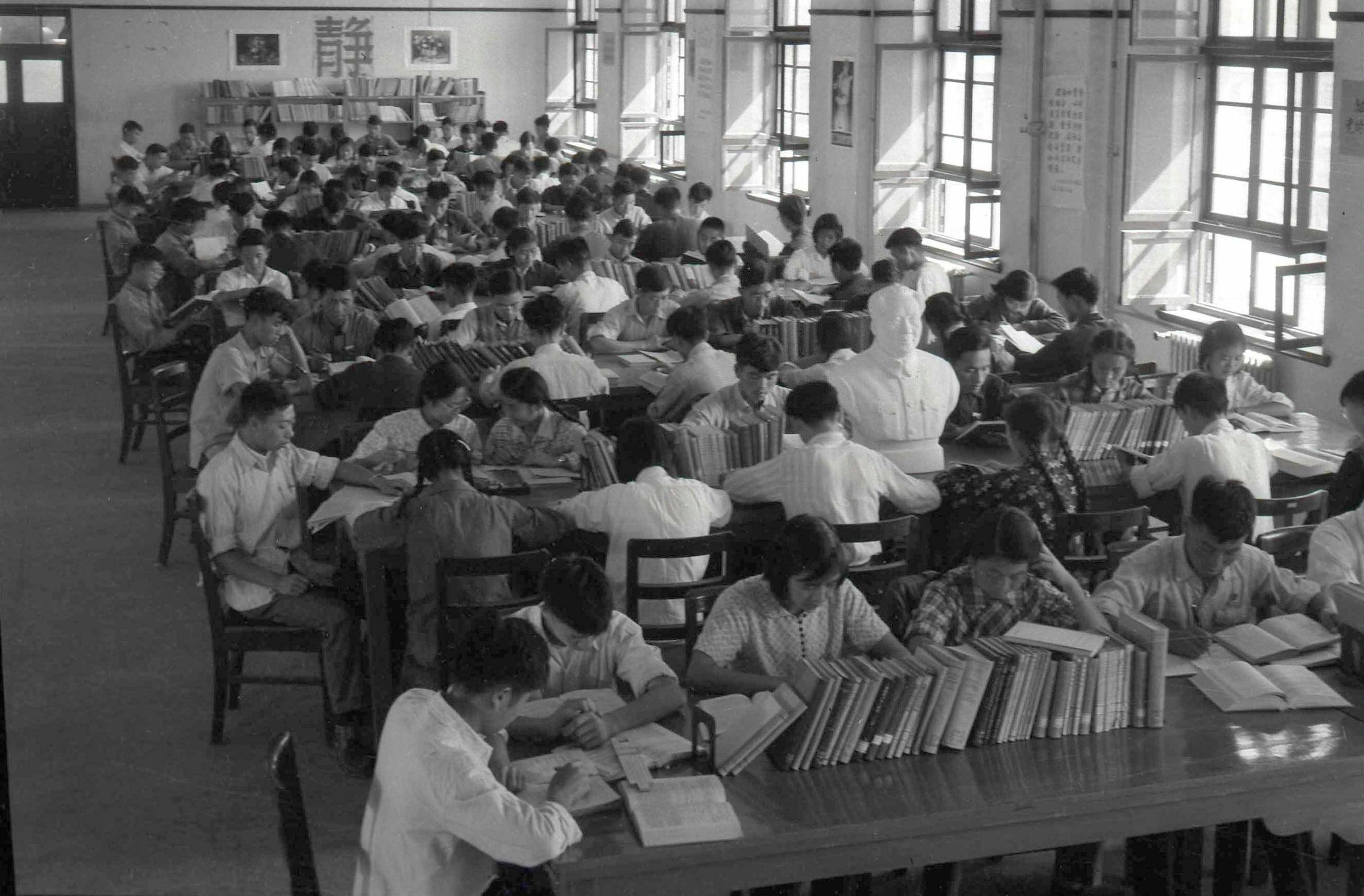 1959年，學(xué)生們?cè)谖鬟w后的交大校園圖書館閱覽室內(nèi)學(xué)習(xí)（資料照片）。