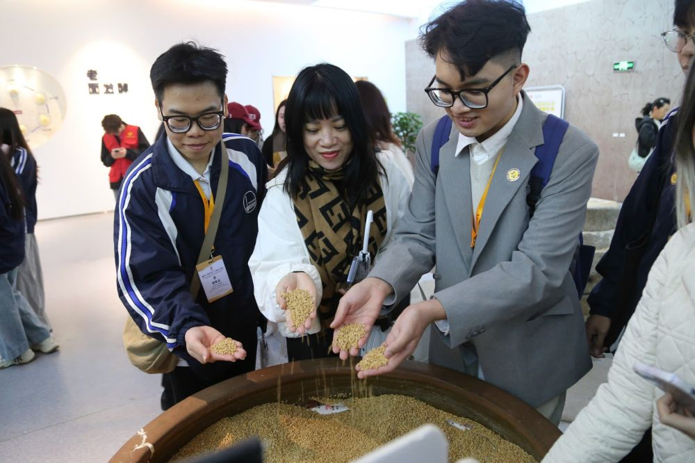 2026年3月30日，參加“紅色研學(xué)之旅”的越南青年在河北參觀新農(nóng)村建設(shè)。