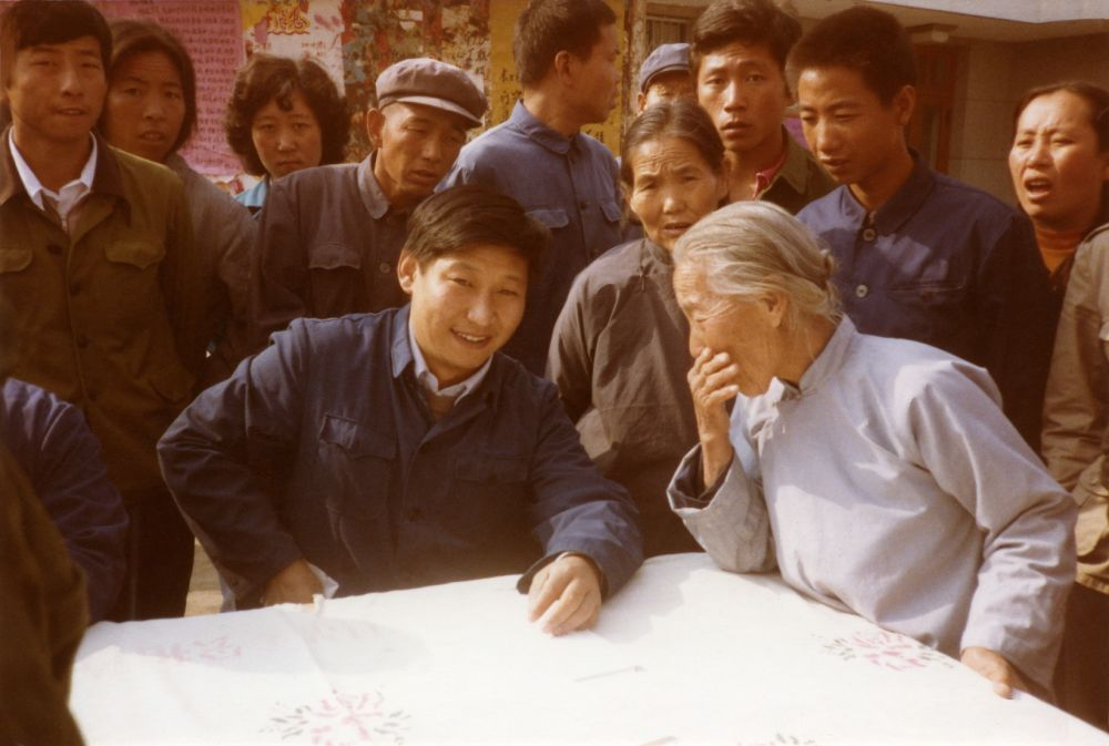 這是1983年，時(shí)任河北正定縣委書記的習(xí)近平，臨時(shí)在大街上擺桌子聽取老百姓意見。