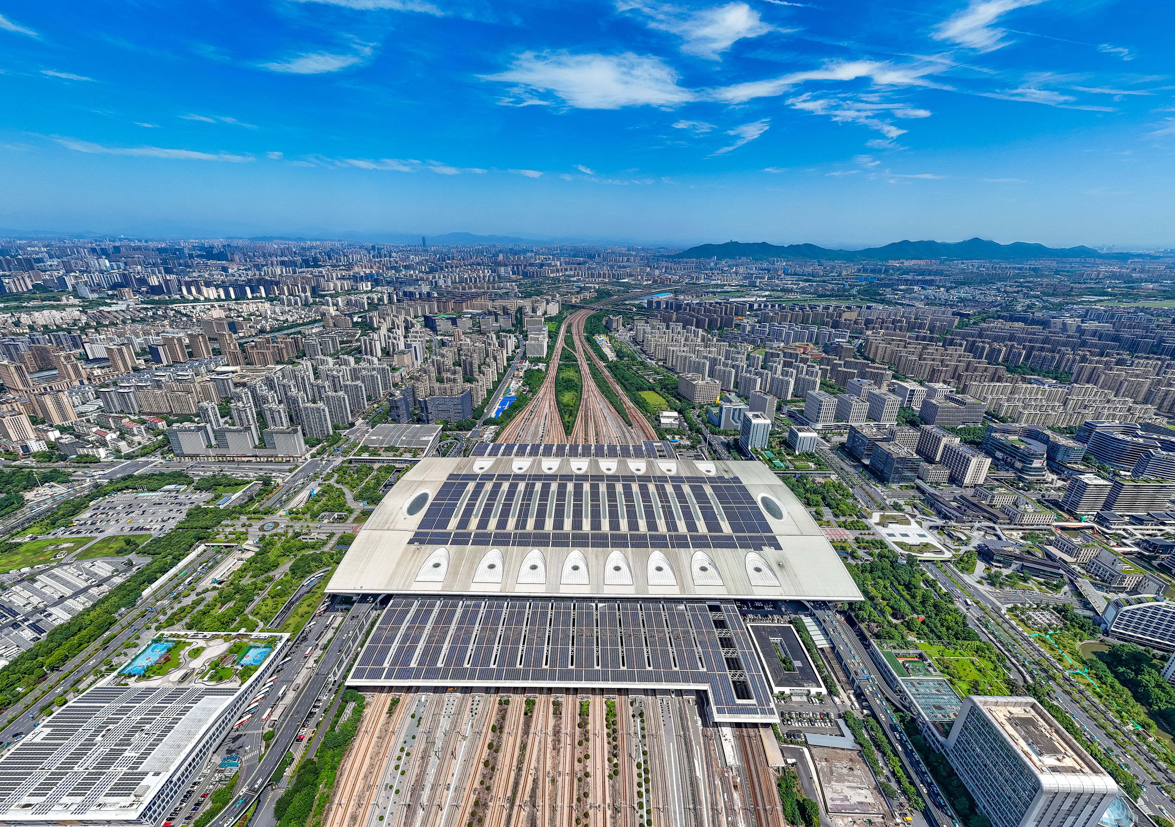 2025年10月29日，浙江杭州，航拍杭州東站站房屋頂及南北雨棚光伏發(fā)電方陣。
