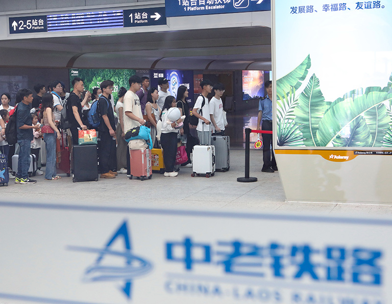 在云南景洪市的中老鐵路西雙版納站，旅客有序進入站臺乘車（2023年10月5日攝）。