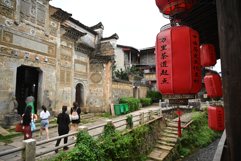 2023年9月5日，游客在福建武夷山下梅村參觀。