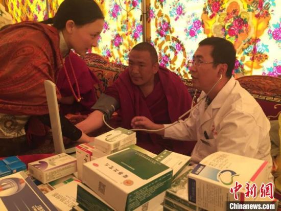 圖為馬少元(右一)在基層開展義診。青海省第四人民醫(yī)院供圖