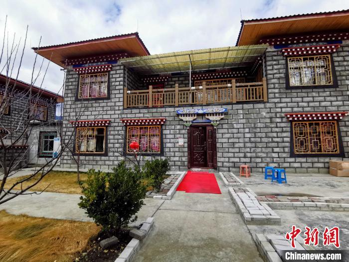 圖為林芝米林縣羌納鄉(xiāng)西嘎村村民家家戶戶發(fā)展庭院經(jīng)濟，院內種滿了各種果樹?！≮w延 攝