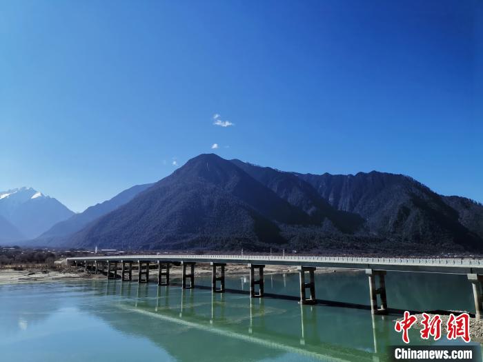 圖為現(xiàn)在已經(jīng)通車的魯霞大橋?！≮w延 攝