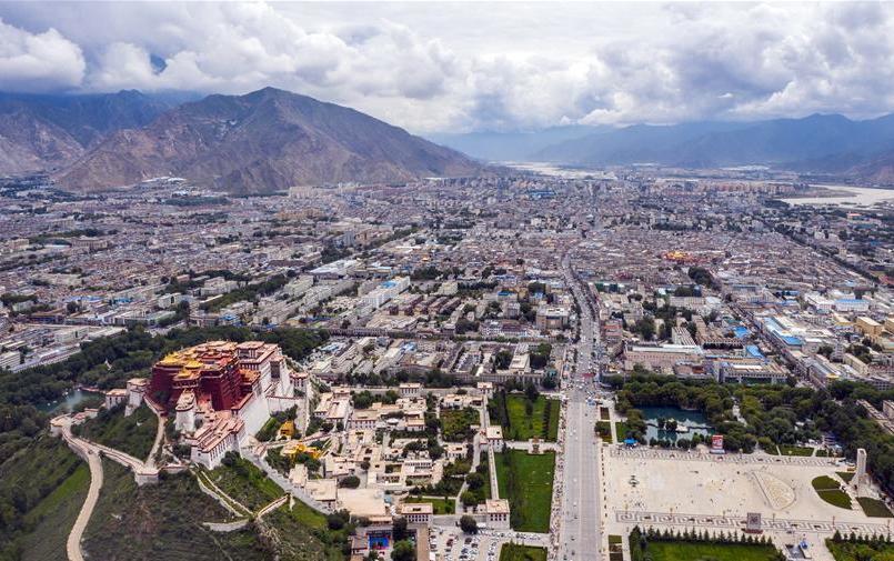 鳥瞰拉薩古城（8月10日無人機(jī)拍攝）。新華社記者 李鑫 攝.jpg