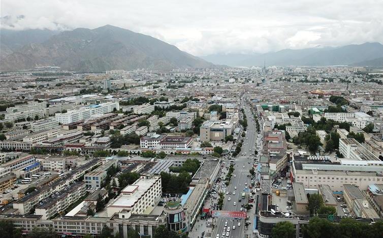 8月10日無人機拍攝的拉薩城市一景。新華社記者 王益亮 攝.jpg