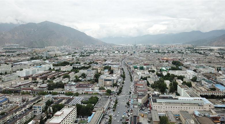 8月10日無人機(jī)拍攝的拉薩城市一景。新華社記者 王益亮 攝.jpg