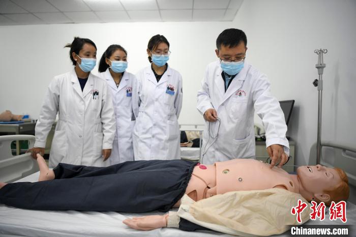 湖南中醫(yī)藥大學(xué)第一附屬醫(yī)院腦病科援藏醫(yī)生高曉峰(右一)為學(xué)生們進(jìn)行體格檢查教學(xué)?！钊A峰 攝