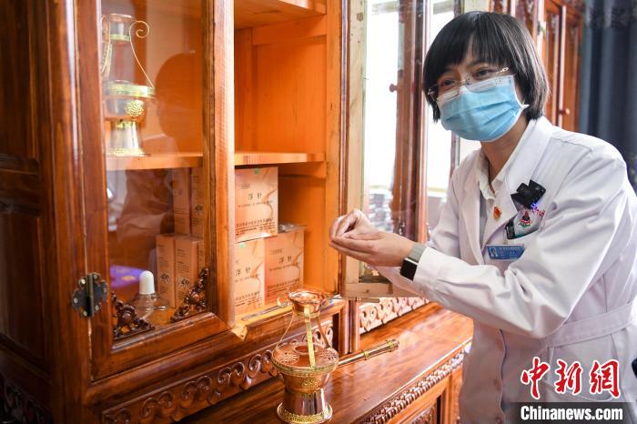 湖南中醫(yī)藥大學(xué)第一附屬醫(yī)院外治科援藏醫(yī)生譚濤介紹中醫(yī)和藏醫(yī)向結(jié)合的霍爾麥療法?！钊A峰 攝