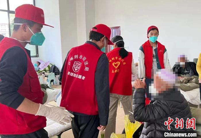 圖為得到妥善安置周到的服務(wù)，患者向志愿者豎起大拇指?！∪湛t市委宣傳部供圖