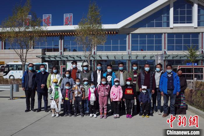 10位接受先心病治療的孩子及家長(zhǎng)、工作人員等在日喀則和平機(jī)場(chǎng)合影?！〗w波 攝