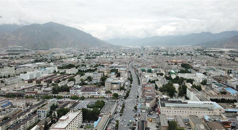 8月10日無人機(jī)拍攝的拉薩城市一景。新華社記者 王益亮 攝.jpg