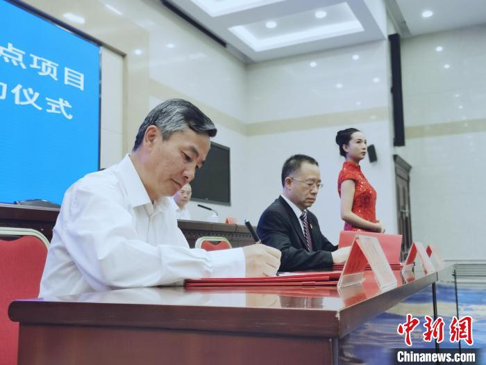 圖為青海省副省長(zhǎng)匡湧(左)簽訂合作共建區(qū)域醫(yī)療中心框架協(xié)議?！?zhí)砀?攝