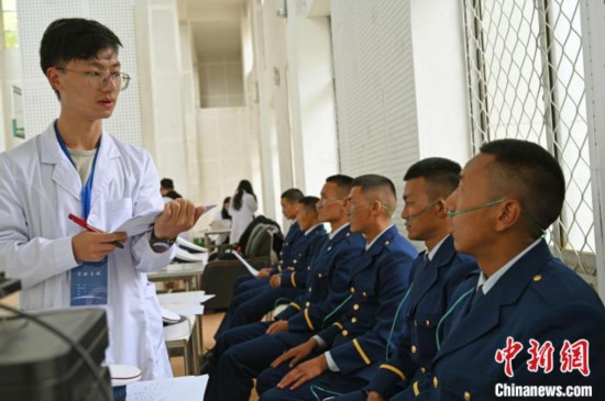 圖為研究團(tuán)隊(duì)成員登記消防員信息。　趙朗 攝