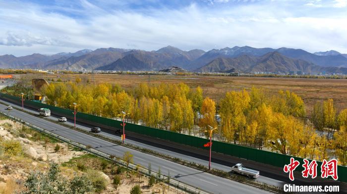 從拉薩北面看拉魯濕地和布達拉宮。　江飛波 攝