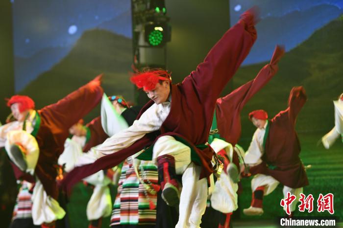 圖為演員在聯歡晚會上表演?！∝暩聛硭?攝