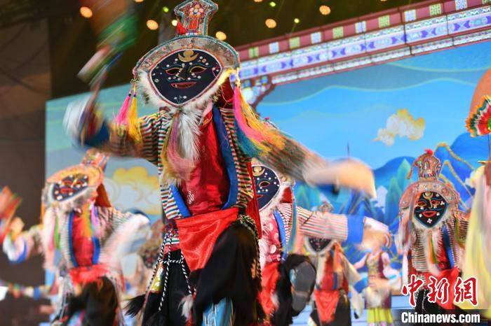 圖為演員在聯歡晚會上表演?！∝暩聛硭?攝