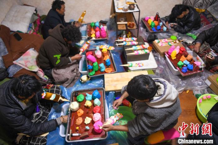 圖為拉薩手藝人制作年貨酥油花。　貢嘎來(lái)松 攝