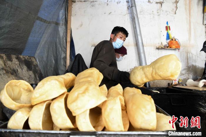圖為拉薩手藝人制作藏歷新年供品“德卡”?！∝暩聛?lái)松 攝
