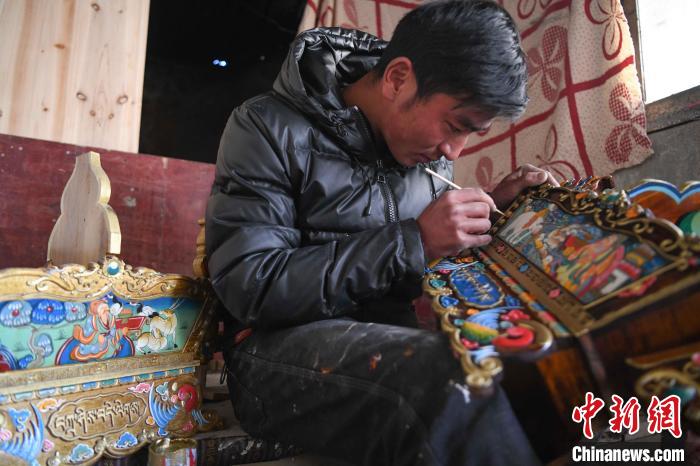 圖為拉薩手藝人制作年貨“切瑪盒”。　貢嘎來(lái)松 攝
