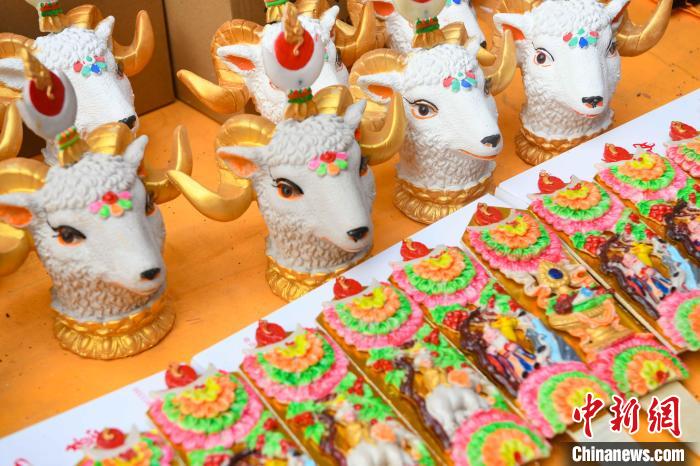 圖為拉薩市場上待售的吉祥羊頭?！∝暩聛硭?攝