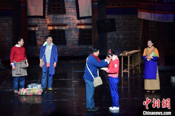 圖為西藏本土話劇《八廓街北院》演出現(xiàn)場?！∝暩聛硭?攝