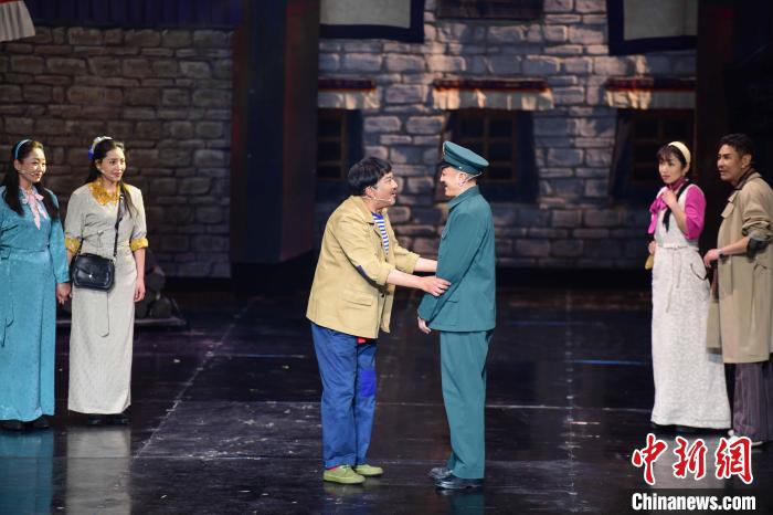 圖為西藏本土話劇《八廓街北院》演出現(xiàn)場。　劉瑤 攝