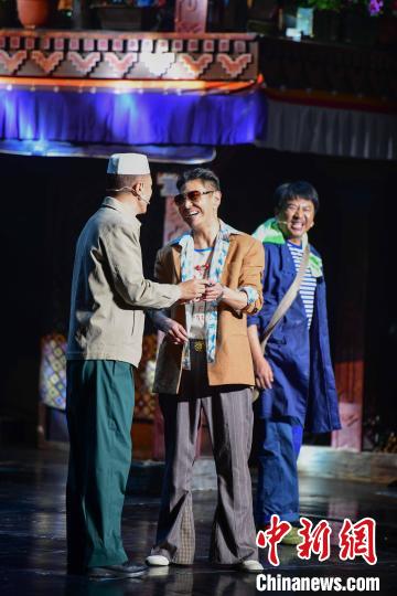 圖為西藏本土話劇《八廓街北院》演出現(xiàn)場?！∝暩聛硭?攝