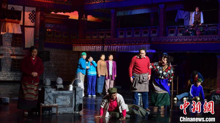 圖為西藏本土話劇《八廓街北院》演出現(xiàn)場?！∝暩聛硭?攝