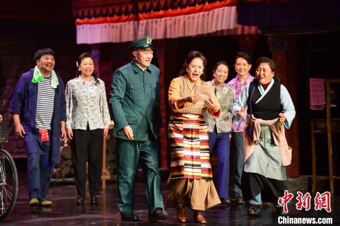 圖為西藏本土話劇《八廓街北院》演出現(xiàn)場。　貢嘎來松 攝