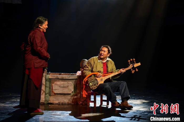 圖為西藏本土話劇《八廓街北院》演出現(xiàn)場?！∝暩聛硭?攝