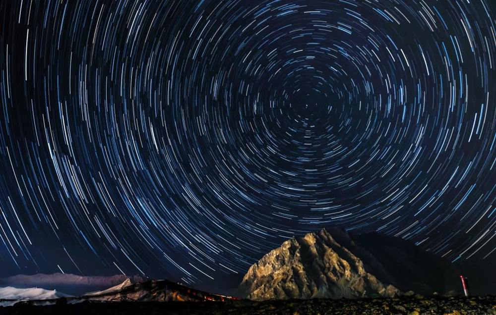 微微風簇浪，散作滿河星。貢覺群培攝