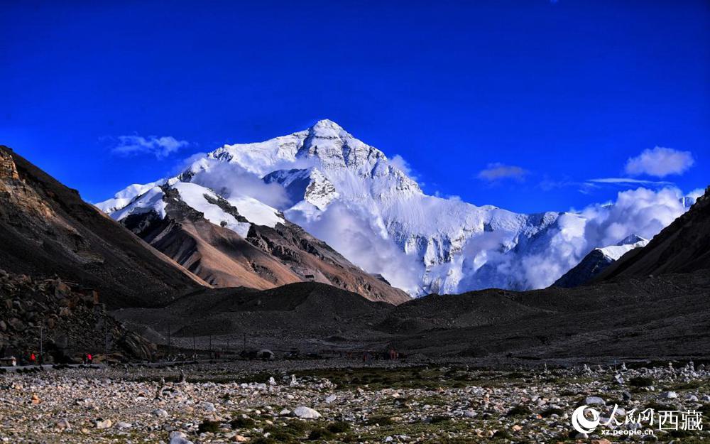 遠(yuǎn)眺珠穆朗瑪峰。