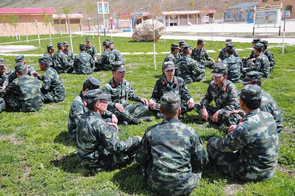 官兵正在開展“讀書分享”交流活動。