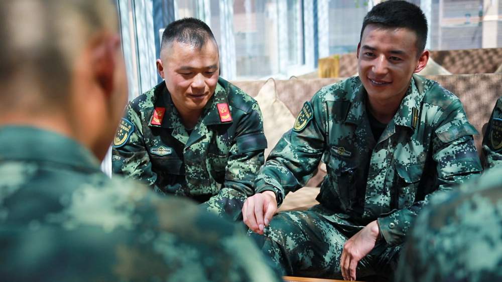 官兵正在陽光棚內(nèi)優(yōu)雅的環(huán)境中下象棋。