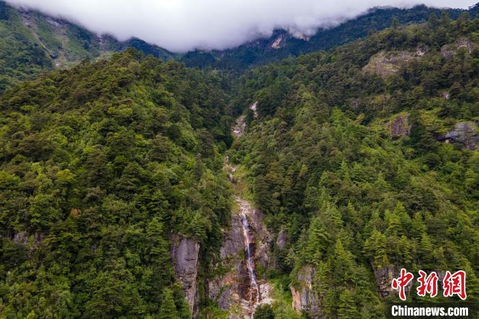 勒布溝的瀑布?！〗w波 攝