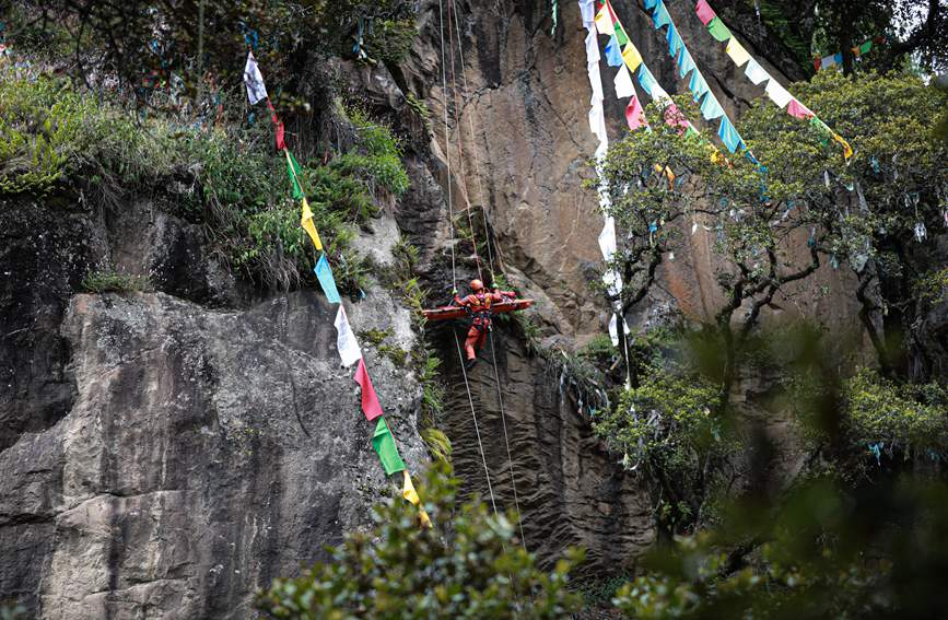 被困人員垂直提拉至安全位置。西繞拉翁攝