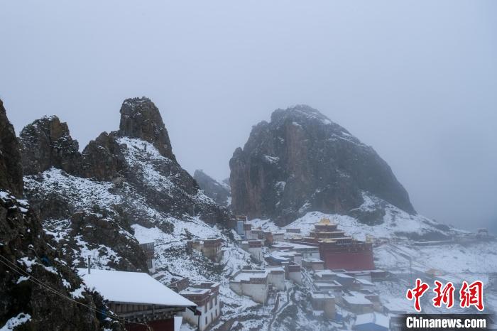 雍仲苯教孜珠寺風(fēng)光?！〗w波 攝