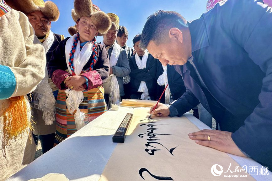 書法家為祈福一年的豐收提筆祝詞。