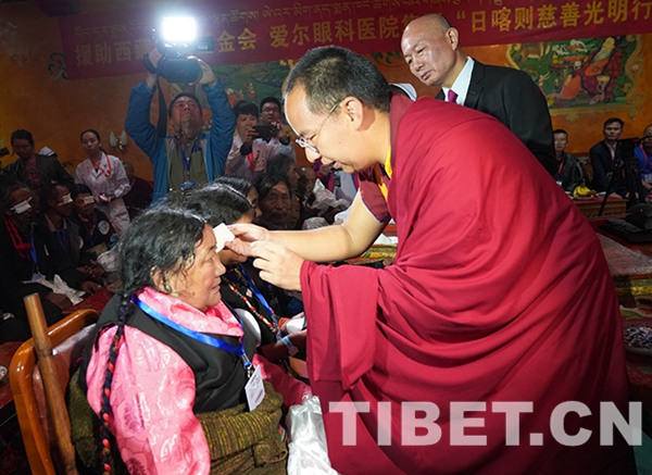 3圖 十一世班禪為益西拉姆（左一）揭紗。攝影：王淑.JPG