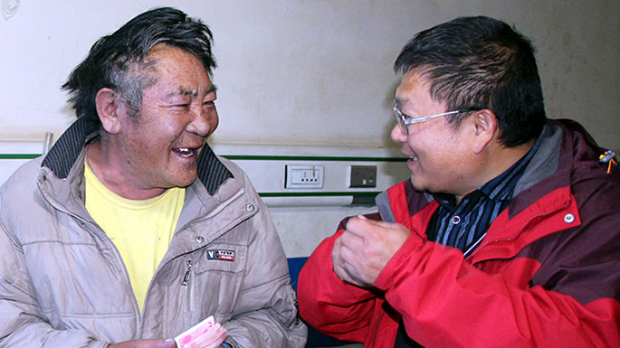6、這是中國石化援藏干部王鵬雁（右）來到???結(jié)對子”幫扶對象的扎扎（左）家中，為他妻子英秋治病送去自掏腰包的??????需的治療費（扎??2014??7??9日攝）_副本.jpg