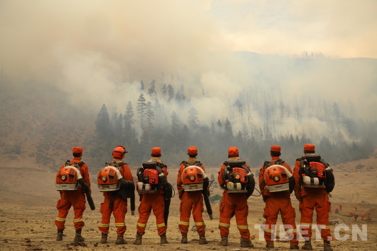 2 洛松旺修攝 “10.13”察隅空檔村向火場(chǎng)出征.jpg 2 洛松旺修攝 “10.13”察隅空檔村向火場(chǎng)出征.jpg