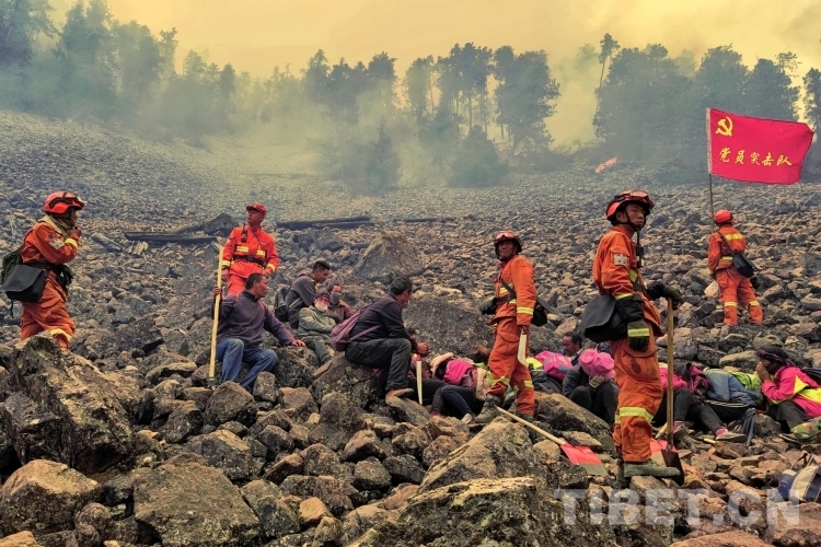 4 鄧珠平措攝 如美鎮(zhèn)“4.24”任務(wù)中成功帶領(lǐng)群眾避險(xiǎn).jpg 4 鄧珠平措攝 如美鎮(zhèn)“4.24”任務(wù)中成功帶領(lǐng)群眾避險(xiǎn).jpg