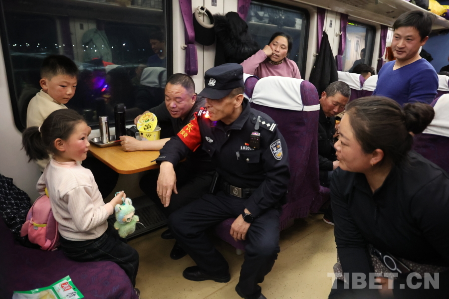 乘警長左紅彬在巡視車廂間隙，向攜帶兒童的旅客專門叮囑安全注意事項。.JPG