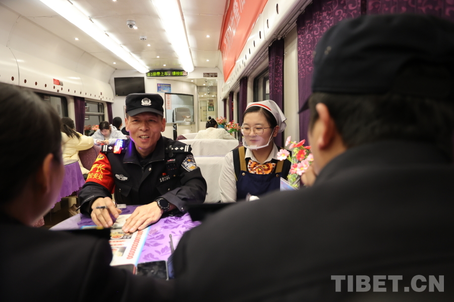 深夜巡視結(jié)束后，乘警長左紅彬與列車工作人員一起召開聯(lián)席會議。.JPG
