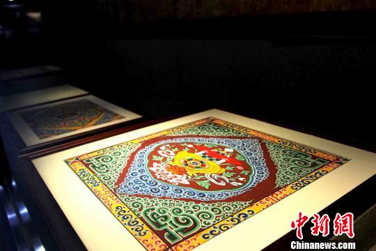 圖為藏式建筑傳統(tǒng)圖案?！?zhí)砀?攝