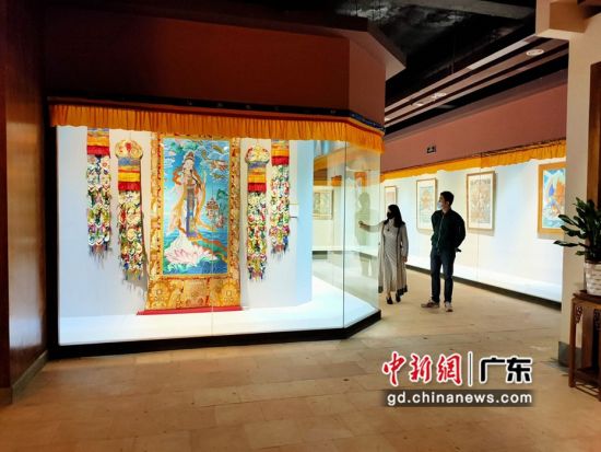 80余幅國家級非遺大師希熱布唐卡作品東莞展出。圖為展出的唐卡作品色澤鮮艷(徐倩 攝)