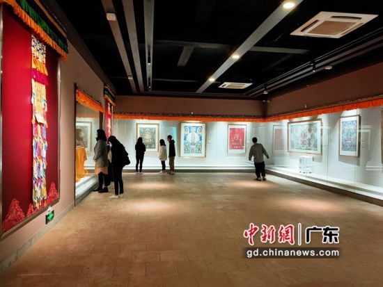 80余幅國家級非遺大師希熱布唐卡作品東莞展出。圖為展覽現(xiàn)場(徐倩 攝)